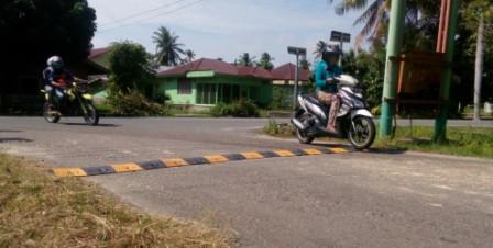 Hindari Kebut Dijalan, Dishub Bengkalis Pasang Pembatas Jalan